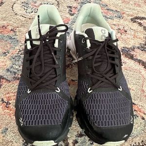 On Cloud Flyer Lady’s shoes in black/white/sea foam